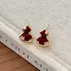 Novos Brincos de Cabide Vermelhos Estilo Chinês 2025 Novo Modelo High-End Light Luxury Retro Brincos de Tarraxa Versáteis e Elegantes Acessórios de Orelha