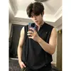 Chal Negro con Cremallera Media y Diseño de Remaches para Hombre, Atuendo de Verano Ootd, Corte Regular en Hombros, Camiseta de Moda