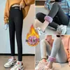 Leggings gruesos de felpa de nube para mujer, adecuados para usar al aire libre en invierno, de cintura alta con estampado de letras, hechos de vellón de cordero del noreste, extra gruesos y cálidos, disponibles para venta al por mayor