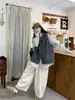 Foto real de conjunto de três peças para mulheres: colete jeans vintage + camisa xadrez + calça casual, design em camadas outono 2026