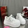 Nuevas Zapatillas Deportivas Blancas de Moda Casual con Suela Gruesa y Diseño de Malla, Calzado Deportivo Versátil para Aumentar la Altura para Comercio Transfronterizo, Nueva Moda Primavera/Verano 2026