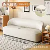 Sofá de couro estilo creme de tamanho pequeno com design de encosto curvo em cor contrastante, assento com 47cm de profundidade, sofá de dois lugares para uso doméstico