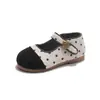 Sapatos de princesa fofos e bonitos de bolinhas, nova coleção outono/inverno 2026, sapatos Mary Jane infantis com solas macias e fechos de velcro, versáteis e fáceis de combinar