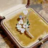 Broche de Flor de Ciruelo, Broche de Alto Nivel Estilo Nuevo, Broche Anti-Exposición, Clip de Bufanda Transfronterizo de Perlas de Nicho para Trajes de Mujer
