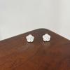 Aretes de perlas con temperamento coreano francés de aguja de plata 925, aretes de alta gama, aretes de flor de amor que combinan con todo para mujer al por mayor