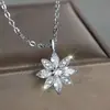Amazon Oro Blanco Completo Diamante Circonita Diamante Blanco Pétalo Collar de Moda Versátil Súper Brillante Fresco Nicho Versátil Collar