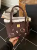 Bolso Pequeño Versátil Ligero Nuevo y Elegante 2025 para Niñas, Bolso Cruzado Hello Kitty con Estampado de Leopardo, Lindo Bolso de Mano Tipo Cubo