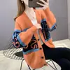 Cárdigan de Punto de Otoño Nuevo 2026 con Estampado de Letras y Bloques de Color, Estilo Europeo y Americano, Cuello en V, con Bolsillos de Parche, Cárdigan para Mujer
