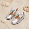 Sapatos femininos multicoloridos de couro brilhante, sapatos sociais para festa e apresentação, sapatos de princesa fofos com velcro e laço