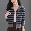Nuevo Cárdigan de Punto con Capucha Otoño 2026 Moda Femenina Reductor de Edad Adelgazante Versátil Suéter Rayado Prenda Exterior Pequeña