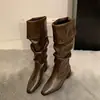 Botas Altas de Estilo Chica Picante para Otoño e Invierno, Botas de Montar Plisadas 2026 Botas Retro con Remaches Tacón Grueso Botas de Motocicleta Botas Largas para Mujer