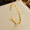 Moda de Nicho Minimalista Retro Pulsera para Mujer Acero Inoxidable Chapado en Oro Cruz Retorcida Abierta Pulsera Ajustable
