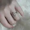 Anillo Abierto Vintage Medieval de Cruz de Plata de Ley S925 Diseño de Nicho de Gama Alta Exquisito