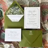 Convite de casamento em papel luxuoso verde-oliva em relevo com forro no envelope