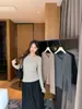 El diseño de moda de este año presenta un escote asimétrico a rayas, mangas largas y un top base ajustado que realza la figura, de estilo coreano para mujer, perfecto para el otoño.