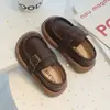 Novos sapatos de couro infantis de bico redondo grandes para a primavera, mocassins casuais para meninos, mocassins macios com sola para bebês, sapatos de boneca para meninas
