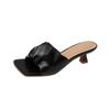 Pantuflas retro de capullo de flor plisado para Mujer Nuevo estilo tacón de aguja superficie suave tacón medio color sólido Pantuflas de moda de celebridad de Internet