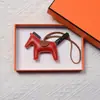 Colgante de Poni de Cuero Genuino Llavero de Cuero Hecho a Mano Piel de Oveja Poni Decoración para Asa de Bolso de Moda Venta al por Mayor