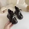Botas Chelsea Femininas com Laço e Pérolas 2026 Outono/Inverno Novas Botas Infantis de Solado Macio Confortáveis Estilo Princesa Botas de Couro da Moda