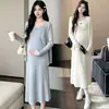 Roupa de maternidade para o outono, novo estilo fashion, vestido com suspensório da mamãe da moda com cardigã de manga comprida, versão coreana, conjunto de duas peças emagrecedor para gestantes