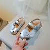 Sandálias de Princesa para Meninas 2025 Novo Verão Estilo Francês Pequeno Sapatos Fechados para Meninas Sola Macia Antiderrapante Tamancos Infantis