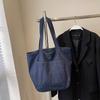 Bolsa tote jeans artística única estrangeira feminina 2024 outono e inverno nova bolsa de ombro casual de grande capacidade para todos os tipos de combinação bolsa escolar