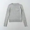 Xz2585-26 Nuevo Estilo de Otoño Estilo Europeo y Americano Suéter de Cuello Redondo de Manga Larga con Bolsillo Frontal, Corte Ajustado, Sensación Relajada, Tejido de Punto Trenzado