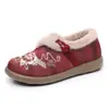 Zapatos de Algodón Bordados Nuevo Viejo Pekín de Invierno Versátiles Cómodos No Cansan los Pies Resistentes al Desgaste Más Terciopelo Engrosado Zapatos de Madre Botas de Nieve