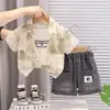 2026 Verano Nuevo Estilo de Comercio Exterior Camisa con Estampado Completo para Niños Conjunto de Tres Piezas de Manga Corta Atuendo Casual con Pantalones Cortos de Mezclilla para Bebés