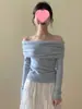Top negro de hombros descubiertos para mujer hecho de hilo core-spun, con un diseño único, corte ajustado y estilo elegante, combinado con un suéter de punto de manga larga