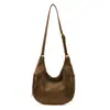 Bolso de axila retro de gamuza para otoño e invierno, un bolso sofisticado y elegante en un color marrón apagado, con gran capacidad, diseñado como un bolso de hombro o tote para mujer