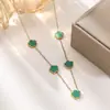 Acero de Titanio Color Dorado de 18K Collar, Pulsera, Pendientes y Anillo de Trébol de Cinco Hojas Lisos, Set de Cuatro Piezas, Joyería de Moda para Mujer