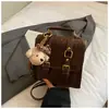 Bolsa Fosca Retrô Moda Feminina Versátil Mochila de Estudante Outono 2025 Nova Tendência de Rua Mochila Leve de Viagem
