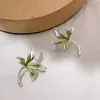 Brincos Minimalistas Únicos e Sofisticados com um Toque Moderno, Pequenos e Elegantes, Simples e Estilosos, Exquisitos e Versáteis Brincos de Tarraxa Flor de Trevo de Quatro Folhas