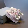 Nuevos Zapatos Infantiles Primavera/Verano 2026 Niños Niñas Moda Zapatos de Skate Niños Pequeños Puntera de Concha Zapatos Deportivos Estudiantes Zapatos Blancos