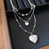 Collar de Perlas de Tres Capas con Colgante Estampado de Corazón Lujo Accesible Cadena para la Clavícula de Gama Alta Cadena de Moda Elegante Collar Personalizado Joyería