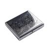 Estojo de cigarros de metal esculpido com arma dupla, pacote com 20 unidades, suporte portátil hidratante para cigarros masculino, kit de presente criativo com flores ricas e empresariais para fumar