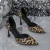 Tacones altos de punta estampados de leopardo 2026 otoño nuevo talla grande tacón de aguja transfronterizos europeos y americanos huecos zapatos de mujer al por mayor deseo