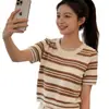 Camiseta de Punto Rayada Picante para Mujer de Manga Corta, Estilo Corto Delgado de Verano con un Elegante Diseño en los Hombros, Cuello Redondo, Top Suave y Dulce