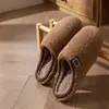 Chinelos de Algodão Cor Sólida para Homem 2026 Outono/Inverno Novo Estilo Casa Solado Grosso Quente Antiderrapante Veludo Adicionado Solado Macio Chinelos de Pelo para Homem