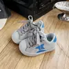 Tênis infantis estilo coreano com biqueira de concha e estrelas, novos sapatos casuais de moda outono 2026 para meninas, tênis esportivos para meninos