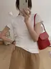 Camiseta Retrô Estilo Americano de Manga Curta Feminina Verão Ombro Ajuste Slim Emagrecedor Versátil Top Gola Redonda Simples Chique Camisa de Manga Curta
