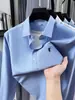 Camisa masculina de cor sólida em tecido oxford, moda primavera e outono, com bordado de pequeno logotipo de cavalo, camisa casual de manga comprida para homens