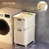 Cesto de roupa suja dividido com rodas, móvel, para uso doméstico, adequado para banheiros, com design vazado para guardar roupas em espaços apertados