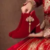 Sapatos de casamento estilo floral na cor bordô para mulheres, de salto baixo, sapatos de noiva estilo chinês Xiuhe que são confortáveis para os pés