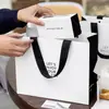 Caja de Embalaje Negra con Relieve de Napoleon Mille-Feuille Larga de Moda Caja de Papel de Hojaldre con Forma de U para Hornear Venta al por Mayor Comercial