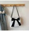 Bolsa Balde Doce com Laço Colorido Contrastante para Mulheres 2025 Nova Bolsa de Ombro para Início do Outono Elegante e Estilosa Bolsa de Axila para o Dia a Dia