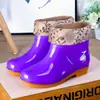Proteção do Trabalho Cano Curto Atacado Sapatos Aquáticos Femininos Impermeáveis Antiderrapantes de Cano Baixo Sapatos para Trabalho na Cozinha Botas de Chuva Espessadas Botas Aquáticas Quentes para Adulto