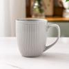 Taza Rayada Vertical en Relieve Taza de Cerámica Taza de Agua para el Hogar Taza de Café para la Oficina Porcelana Blanca de Lujo Ligero Raya Morandi