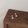 Brincos de botão flor camélia com senso de design de nicho femininos agulha de prata para dormir sem precisar escolher furos na orelha brincos de flor unhas para osso da orelha femininos modernos